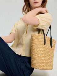 Pleciona torba na ramię typu tote - beżowy. Brązowe torby na ramię Sinsay, bez wzorów, na ramię, bez dodatków. Za 49.99 zł.