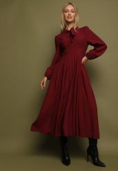 Bordowa Wiskozowa Plisowana Sukienka z Wiązaniem Asorrise. Czerwone sukienki Born2be, na co dzień, l, bez wzorów, z wiskozy, eleganckie, bez kołnierzyka, bez ramiączek, maxi. Za 149.99 zł.