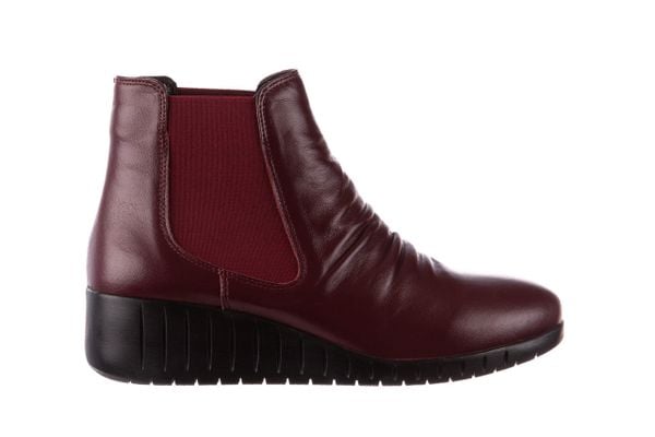 Botki Bayla-196 AVCILAR-01 D75 Bordo 196034, Bordowy, Skóra naturalna - 36. Czerwone botki Bayla, bez wzorów, z gumy, bez obcasa, na koturnie, bez zapięcia. W wyprzedaży za 134.10 zł.
