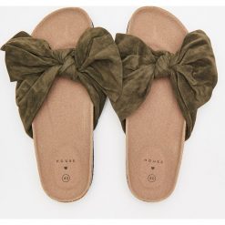 Klapki z węzłem - Khaki. Brązowe klapki House, bez wzorów, bez obcasa. Za 39.99 zł.