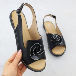 Sandały damskie płaski z kwiatem czarne Filippo DS6915. Czarne sandały Filippo, bez wzorów, ze skóry ekologicznej, eleganckie, bez obcasa, na płaskiej podeszwie, bez zapięcia. Za 139.99 zł.