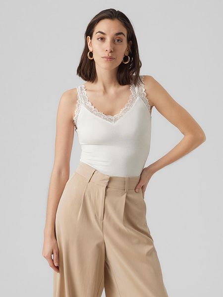 Vero Moda Top "Rosa" w kolorze białym rozmiar: M. Białe topy Vero Moda, m, bez wzorów, z koronki, bez kołnierzyka, bez ramiączek. Za 56.93 zł.