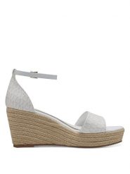 Marco Tozzi Sandały w kolorze białym na koturnie rozmiar: 39. Białe sandały Marco Tozzi, bez wzorów, z otwartym noskiem, bez obcasa, na koturnie, bez zapięcia. Za 119.12 zł.