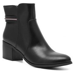 Botki Clara Barson. Czarne botki Clara Barson, bez wzorów, bez obcasa, na słupku, bez zapięcia. Za 139.99 zł.