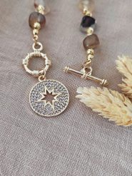 Nakkash Pozłacany naszyjnik z kamieniami szlachetnymi - dł. 45 cm rozmiar: onesize. Brązowe naszyjniki Nakkash, z agatem, pozłacane. Za 43.99 zł.