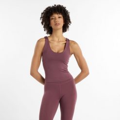 Koszulka damska New Balance WT51150FDP – bordowa. Czerwone koszulki sportowe New Balance, z aplikacjami, z lycry, bez ramiączek, do biegania. Za 159.99 zł.