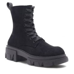 Botki DeeZee. Czarne botki DeeZee, bez wzorów, bez obcasa, na płaskiej podeszwie, bez zapięcia. Za 179.99 zł.