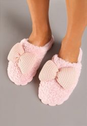 Różowe Pluszowe Kapcie z Kokardką i Tłoczoną Podeszwą Vamika. Czerwone obuwie domowe Born2be, z aplikacjami, bez zapięcia. Za 29.99 zł.