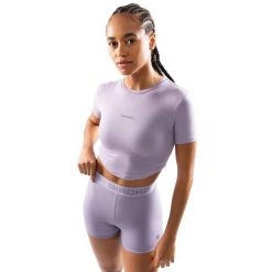 Damska koszulka treningowa crop top z krótkim rękawem Fitness Siroko Harmony. Fioletowe koszulki sportowe SIROKO, bez wzorów, z tkaniny, bez ramiączek, na fitness i siłownię. W wyprzedaży za 109.95 zł.