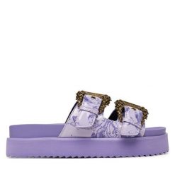 Klapki Versace Jeans Couture. Fioletowe klapki Versace Jeans Couture, bez wzorów, z jeansu, bez obcasa. Za 799.99 zł.