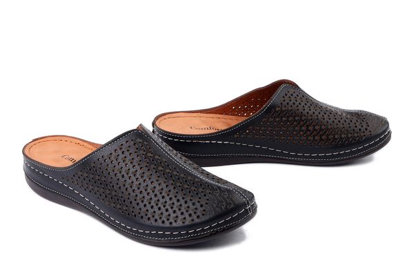 COMFORTABEL 700537-01 schwarz, klapki damskie. Czarne klapki Comfortabel, bez wzorów, ze skóry, bez obcasa. Za 264.90 zł.