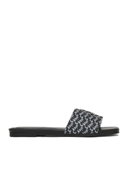 Juicy Couture Klapki CEO-HY24111-1 Czarny. Czarne klapki Juicy Couture, bez wzorów, z materiału, bez obcasa. Za 159.99 zł.