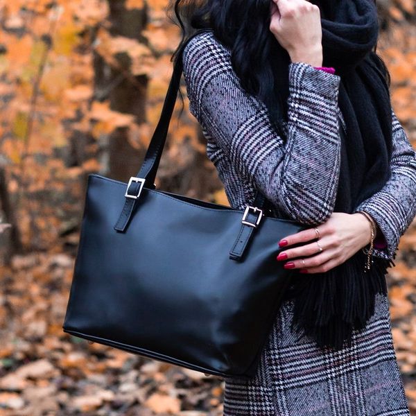 Torebka skórzana damska DAN-A T273 czarna. Czarne torebki klasyczne DAN-A, bez wzorów, ze skóry, bez dodatków. Za 369.99 zł.