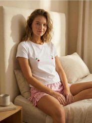 Bawełniana piżama dwuczęściowa z motywem wiśni - kremowy. Białe piżamy Sinsay, bez wzorów, z bawełny, bez ramiączek. Za 49.99 zł.