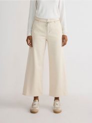 Jeansy culotte z wiązanym sznurkiem - złamana biel. Jeansy Reserved, bez wzorów, z podwyższonym stanem. W wyprzedaży za 59.99 zł.