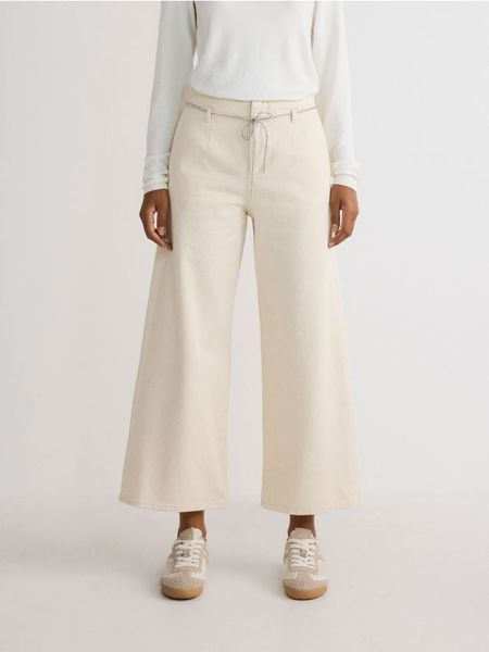 Jeansy culotte z wiązanym sznurkiem - złamana biel. Jeansy Reserved, bez wzorów, z podwyższonym stanem. W wyprzedaży za 59.99 zł.