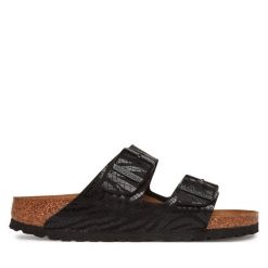 Klapki Birkenstock. Czarne klapki Birkenstock, bez wzorów, bez obcasa. Za 449.99 zł.