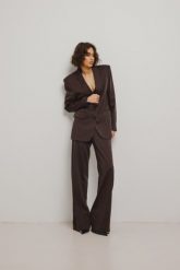 Klasyczne spodnie o prostym kroju w kolorze DARK BROWN - FORTH-M. Brązowe spodnie materiałowe Marsala, na co dzień, l, bez wzorów, z elastanu. Za 399.90 zł.
