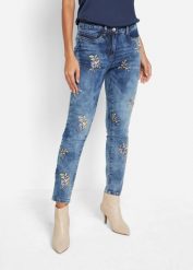 Dżinsy Slim Fit z kwiatowym haftem. Niebieskie jeansy bonprix, z aplikacjami. Za 169.99 zł.
