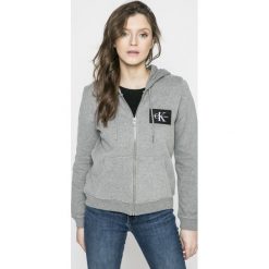 Calvin Klein Jeans - Bluza Howard. Szare bluzy Calvin Klein Jeans, l, z bawełny, z kapturem. W wyprzedaży za 399.90 zł.