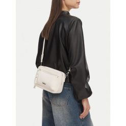 Torebka DeeZee. Białe listonoszki DeeZee, bez wzorów, bez dodatków. Za 129.99 zł.