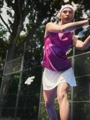 4F Koszulka bez rękawów tenisowa regular szybkoschnąca damska - fioletowa L. Fioletowe koszulki sportowe 4f, bez wzorów, bez ramiączek, na fitness i siłownię. Za 99.99 zł.