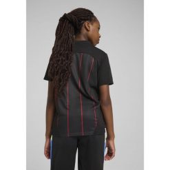 Młodzieżowa koszulka przedmeczowa AC Milan PUMA Black For All Time Red. Czarna bluzki Puma, l, bez wzorów, młodzieżowe, bez kołnierzyka, bez ramiączek. W wyprzedaży za 204.00 zł.