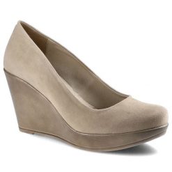 Czółenka damskie Karino, zamszowe koturny z pełnym noskiem i wygodną jednolitą platformą, beżowe, 1224-001-P. Brązowe czółenka Karino, bez wzorów, z weluru, bez obcasa, na koturnie, bez zapięcia. Za 269.00 zł.