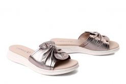 CAPRICE 9-27208-46 398 brown metallic, klapki damskie. Brązowe klapki Caprice, bez wzorów, bez obcasa. Za 271.92 zł.