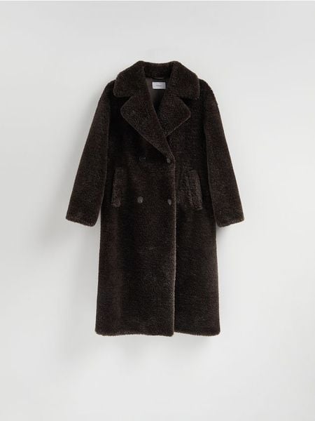 Płaszcz ze sztucznego futerka - ciemnobrązowy. Brązowe płaszcze Reserved, l, bez wzorów, bez kaptura. Za 399.99 zł.
