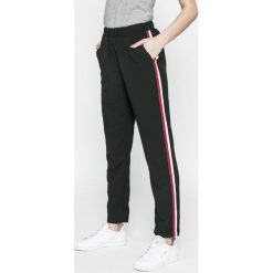 Vero Moda - Spodnie Emma. Czarne spodnie materiałowe Vero Moda, na co dzień, s, bez wzorów, z poliesteru, z podwyższonym stanem. W wyprzedaży za 69.90 zł.