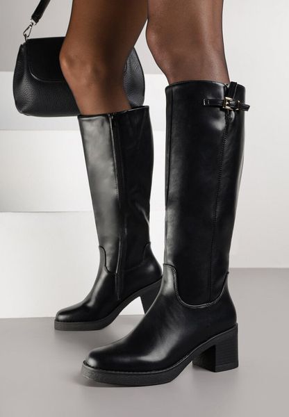 Czarne Kozaki Oficerki na Niskim Słupku Zdobione Klamerką przy Cholewce Silritia. Czarne kozaki Born2be, z jeansu, bez obcasa, na obcasie, bez zapięcia. Za 169.99 zł.