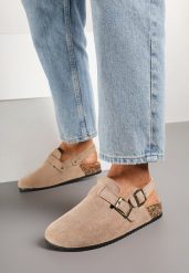 Ciemnobeżowe Klapki Chodaki z Imitacji Zamszu z Paskiem z Klamerką Gonidra. Brązowe klapki Born2be, bez wzorów, z jeansu, bez obcasa, na obcasie. Za 64.99 zł.
