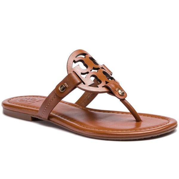 Japonki Tory Burch. Brązowe klapki Tory Burch, bez wzorów, bez obcasa. Za 889.99 zł.