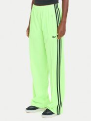 Adidas Spodnie dresowe adicolor Classic Firebird JW1228 Zielony Loose Fit. Zielone spodnie dresowe Adidas, s, bez wzorów, z dresówki. Za 299.99 zł.