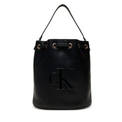 Torebka Calvin Klein. Czarne torebki klasyczne Calvin Klein, bez wzorów, bez dodatków. Za 559.99 zł.