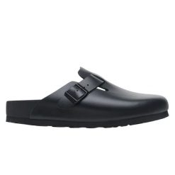 Klapki damskie Birkenstock Boston. Czarne klapki Birkenstock, bez wzorów, ze skóry, bez obcasa. Za 697.00 zł.
