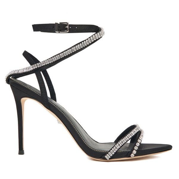 Sandały Marciano Guess. Czarne sandały Marciano Guess, z aplikacjami, bez obcasa, na szpilce, bez zapięcia. Za 879.99 zł.