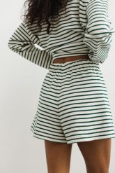 Szorty z bawełny strukturalnej w zielono beżowe paski - PENNY. Brązowe szorty Marsala, bez wzorów, z bawełny, klasyczne. W wyprzedaży za 49.98 zł.