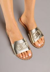 Złote Klapki w Eleganckim Stylu Zdobione Aplikacją Miralinea. Żółte klapki Renee, z aplikacjami, bez obcasa, na płaskiej podeszwie. Za 49.99 zł.