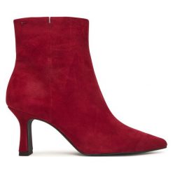 Botki Tamaris. Czerwone botki Tamaris, bez wzorów, bez obcasa, na słupku, bez zapięcia. Za 489.99 zł.