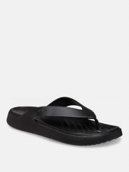 Crocs Japonki "Getaway" w kolorze czarnym rozmiar: 34/35. Czarne klapki Crocs, bez wzorów, z otwartym noskiem, bez obcasa. Za 107.95 zł.