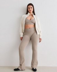 Damskie legginsy bezszwowe, prążkowane, squat proof, dzwony, skrócone ciemny beż. Brązowe legginsy AIM'N, s, bez wzorów, z dzianiny, z podwyższonym stanem. Za 297.00 zł.