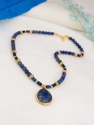 Pierres de Jade Pozłacany naszyjnik z elementami ozdobnymi - dł. 47 cm rozmiar: onesize. Niebieskie naszyjniki Pierres de Jade, z lazurytem, pozłacane. Za 86.99 zł.