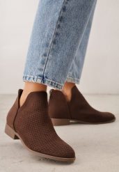 Ciemnobrązowe Botki Vices na Płaskiej Podeszwie Ozdobione Wycięciem Felirwen. Brązowe botki Renee, bez wzorów, z jeansu, bez obcasa, na płaskiej podeszwie, bez zapięcia. Za 119.99 zł.