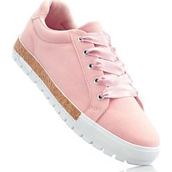 Sneakersy bonprix jasnoróżowy. Czerwone obuwie sportowe bonprix, z satyny, bez zapięcia. Za 37.99 zł.