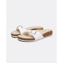 Klapki damskie Birkenstock Madrid. Białe klapki Birkenstock, bez wzorów, z materiału, bez obcasa. Za 279.00 zł.