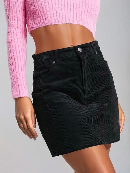 Monki Spódnica sztruksowa w kolorze czarnym rozmiar: 40. Czarne spódnice Monki, na co dzień, bez wzorów, ze sztruksu, mini, proste. Za 52.30 zł.