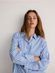 Koszula oversize z bawełny - niebieski. Niebieskie koszule Reserved, l, bez wzorów, z bawełny, bez kołnierzyka, bez ramiączek. W wyprzedaży za 59.99 zł.
