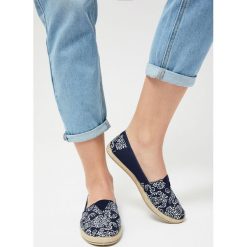 Espadryle z nadrukiem. Espadryle MOODO, bez wzorów, bez obcasa, bez zapięcia. Za 29.99 zł.